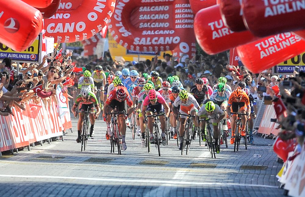 The peloton bears down in the finish line during the final stage in Turkey.