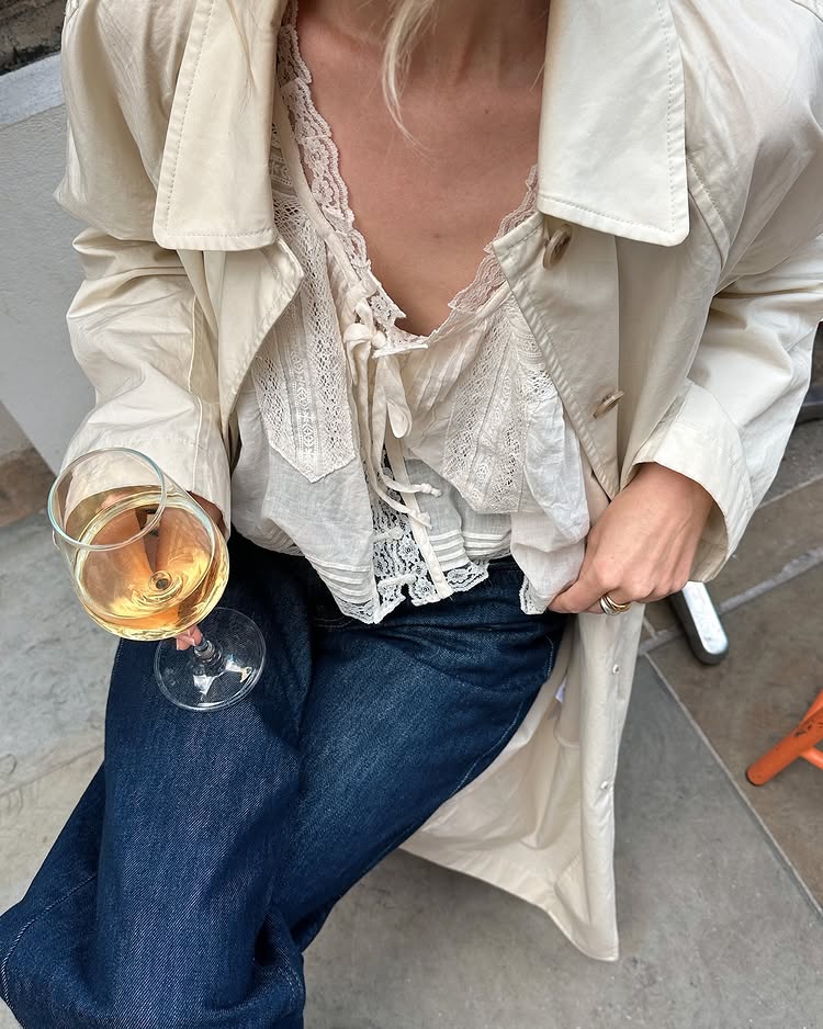An image of @chloekathbutler wearing a summer trend to wear with jeans.