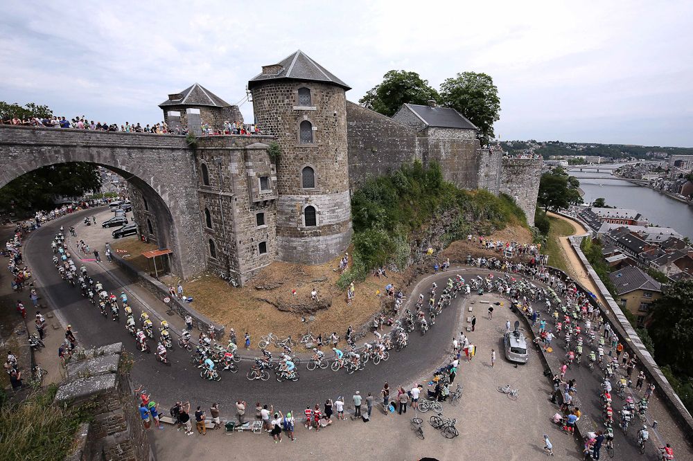 The peloton winds through a castle during stage 4.