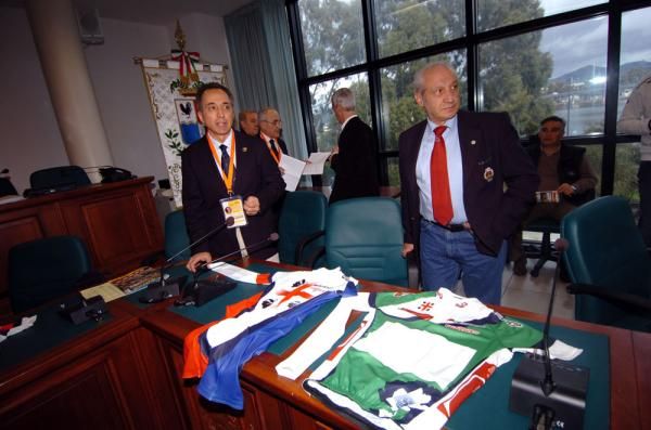 Race organisers Stefano Pilato and Adriano Amici with the jersey's that will be worn by classification leaders
