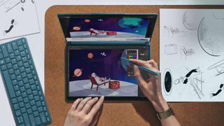 Lenovo YogaBook 9i auf einem Schreibtisch, auf dem jemand zeichnet