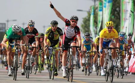 Aaron Kemps (V Australia) celebrates his victory in stage 3 at the Tour of Taihu.