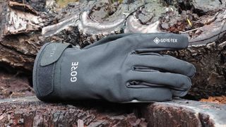Black waterproof winter cycling gloves – finger detail