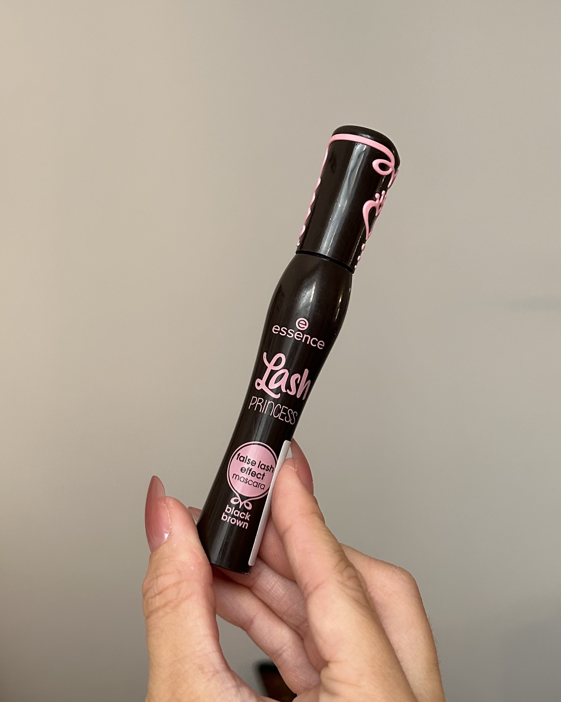 Alyssa Brascia holding the Essence Lash Princess False Lash Effect Mascara in brown.