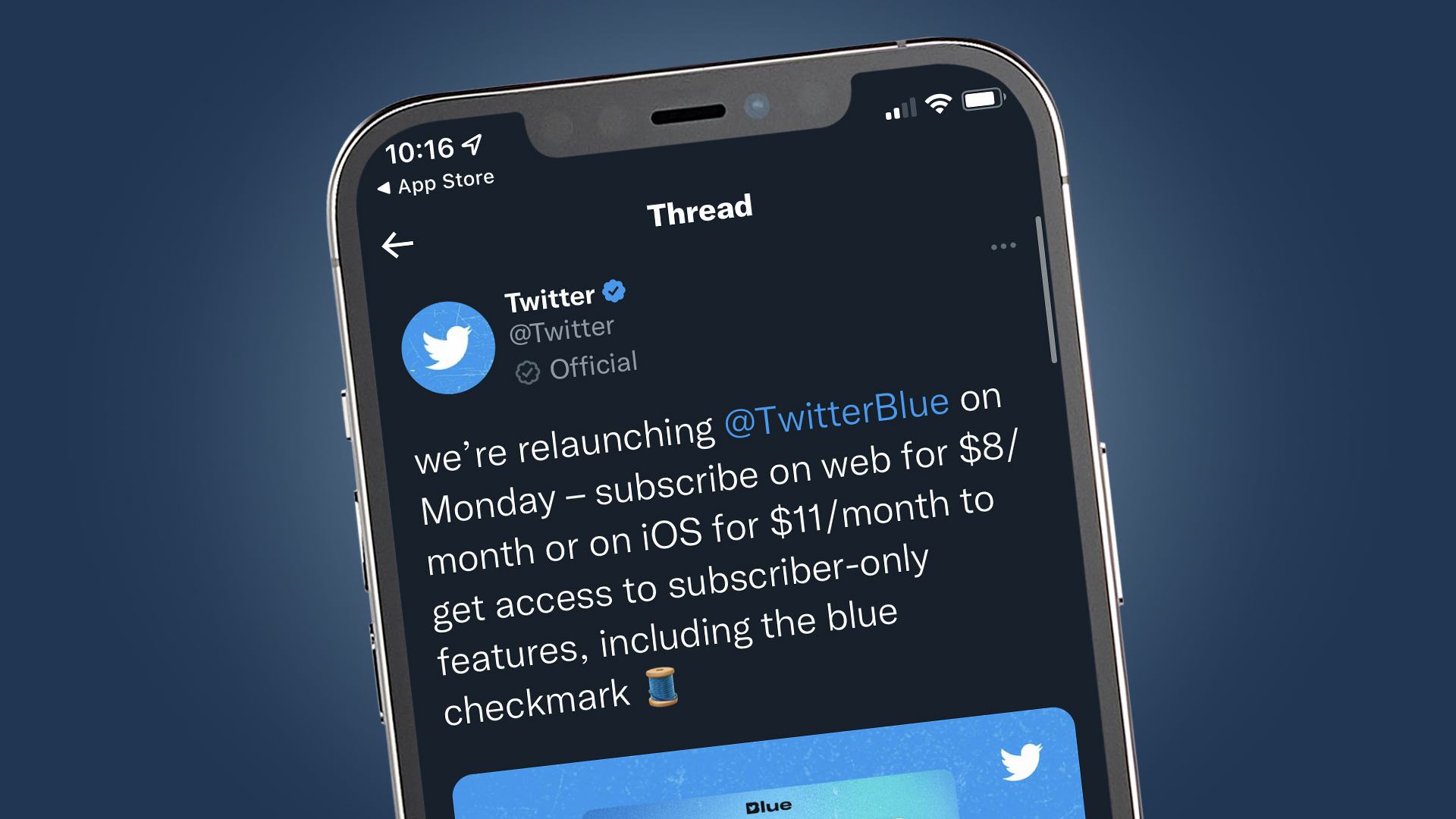 Ein Smartphone-Bildschirm zeigt einen Tweet über Twitter Blue