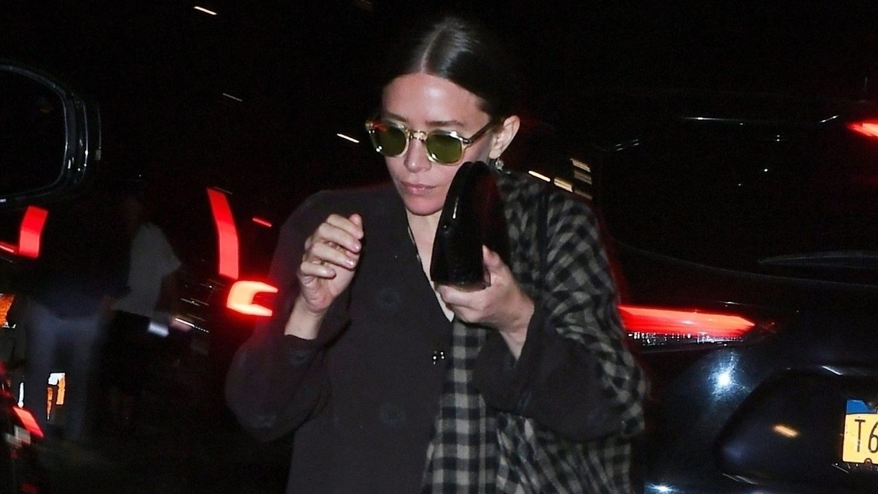 ashley olsen wears flip flop trend for fall