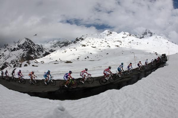 The peloton in single file the Gavia