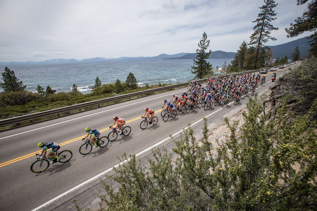 The front of the peloton begins to chase