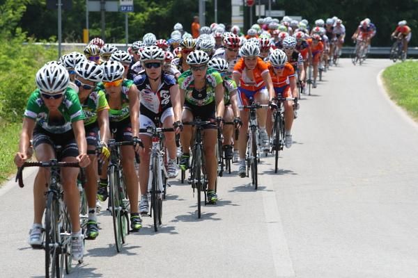 Martine Bras (Gauss Rdz Ormu) leads the bunch as they chase Viktoriya Vologdina (Usc Chirio Forno D'Asolo).