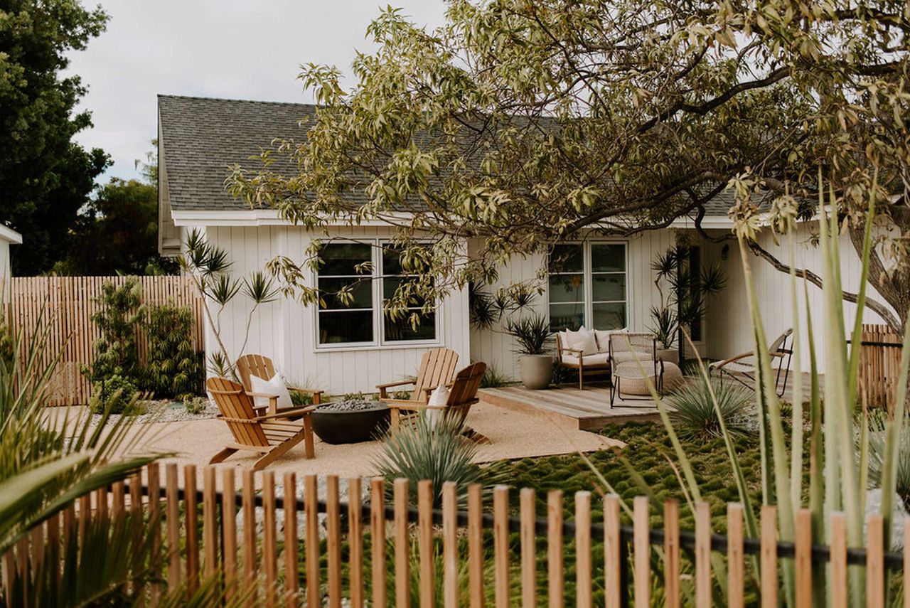 a front yard with a seating area