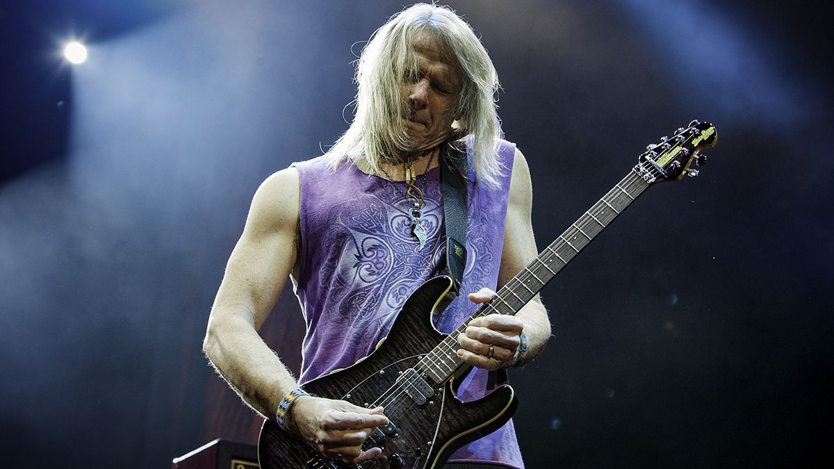 Steve Morse of Deep Purple perform on November 22, 2009 in Oslo, Norway. )