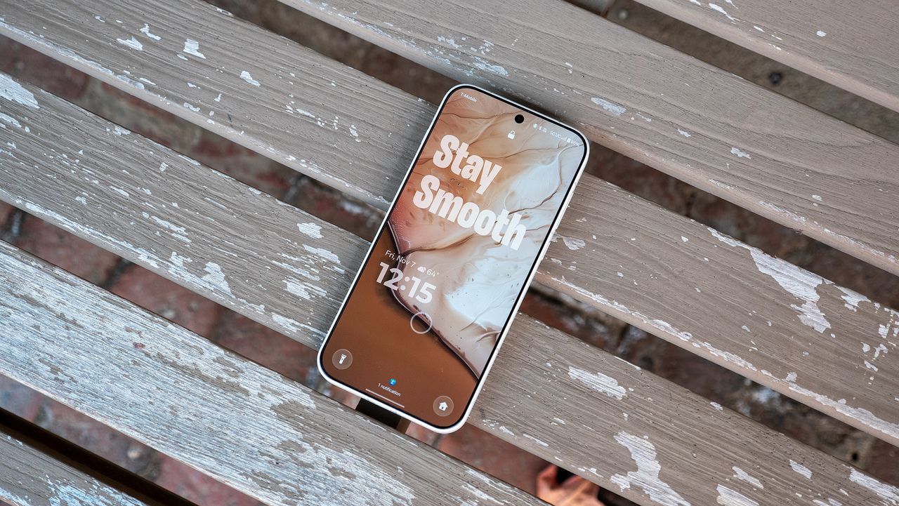 A themed lockscreen using the OnePlus 15's built-in Flux Themes engine