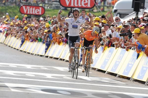 First blood. Andy Schleck (Saxo Bank) pips Samuel Sanchez (Euskaltel Euskadi). Alberto Contador was ten seconds futher back