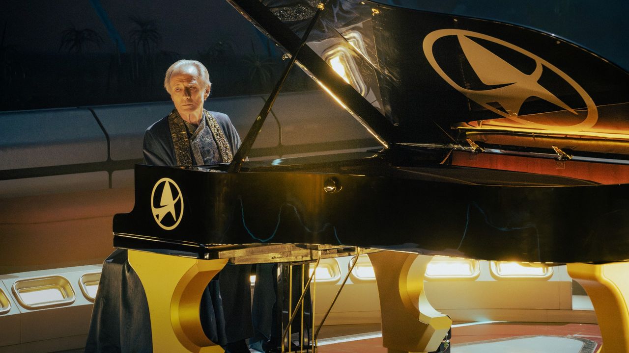 O ator Bill Nighy na 2ª temporada da Starfleet Academy.