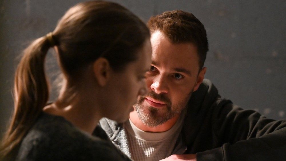 Patrick John Flueger as Adam Ruzek, Caitlin Mehner as Samantha Beck in Chicago P.D.