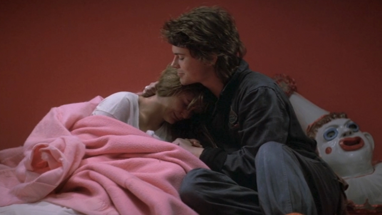 セント・エルモズ・ファイアーでハグするデミ・ムーアとロブ・ロウ