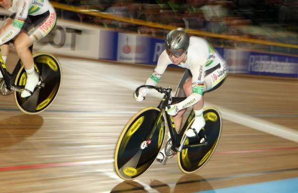 McCulloch hits the front as Australia win gold in the women's team sprint.