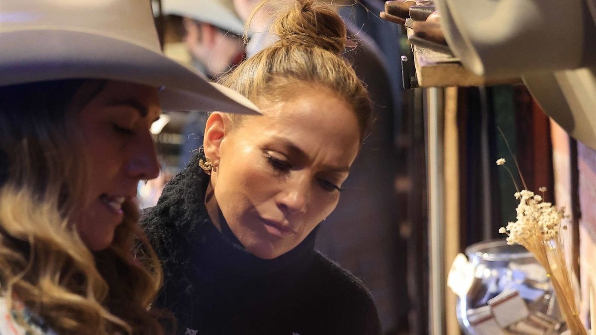 Jennifer Lopez devient western-chic avec un chapeau de cowboy personnalisé et des boucles d'oreilles Chanel