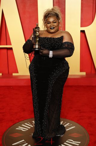 Da'Vine Joy Randolph holds her Oscar for Best Actress in a Supporting Role for "The Holdovers" as she attends the Vanity Fair Oscars Party
