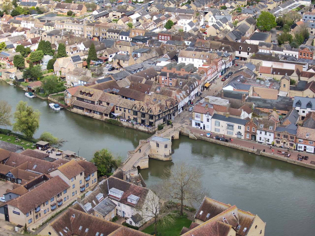 Photos of a town showing the zoom capabilities of the Autel EVO Max 4T