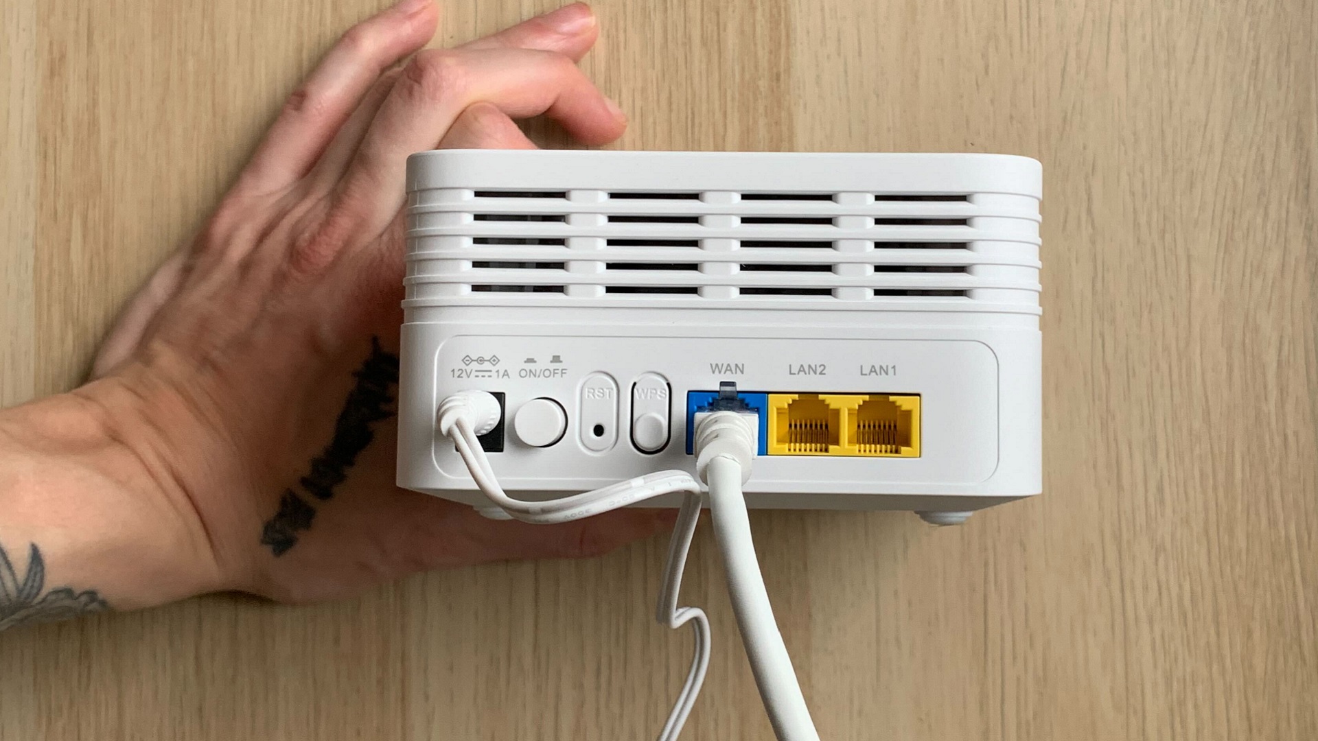 Strong Mesh Home Kit AX3000 – Hinteransicht mit Blick auf Ports und Stromversorgung