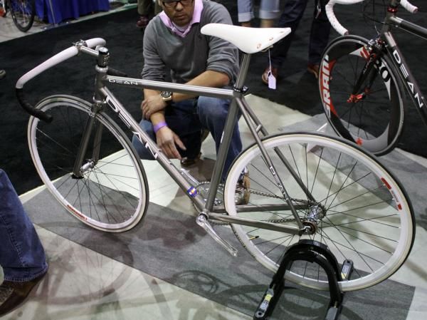 This Dean track bike looks ready to rip.
