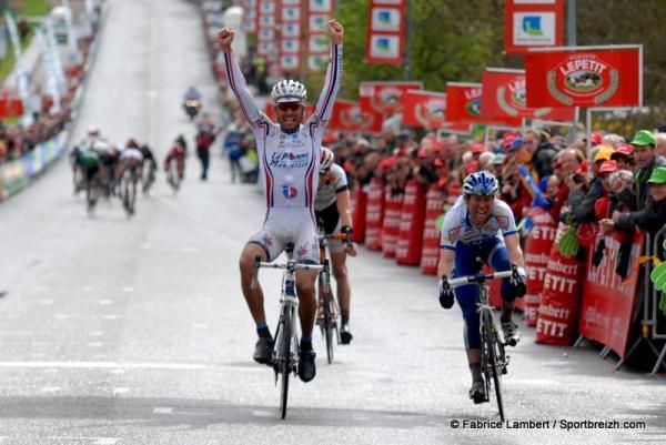 Pierre Luc Perichon (La Pomme Marseille) outfoxed his two breakaway companions to win Paris-Camembert 2012