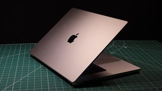MacBook Pro 16 pouces (2023) en utilisation dans un studio