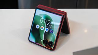 The Razr Ultra 2025 cover screen with Look & Talk on standby