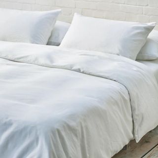 Beddable white bed sheets 
