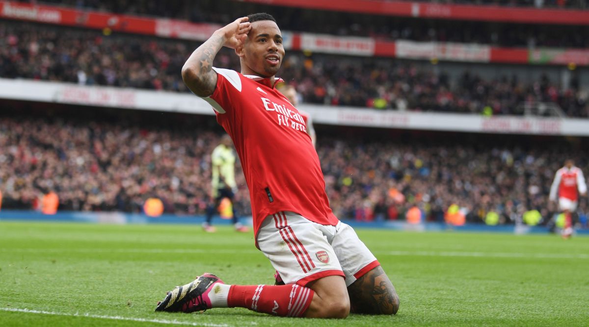 O Arsenal mantém o controle da corrida pelo título da Premier League ao vencer o Leeds