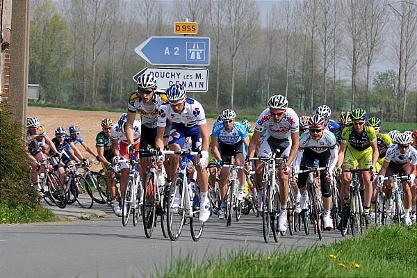 The peloton starts to crack under the pressure of the chase