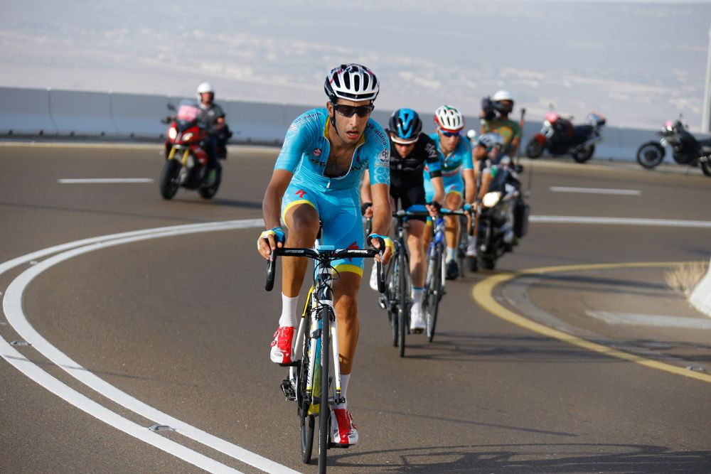 Fabio Aru (Astana) goes after Chaves