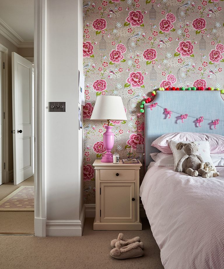 Children S Bedroom Wallpaper Ideas Add Character With Homes Gardens - Contemporary Bedroom Wallpaper Ideas