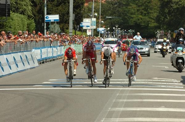Luca Paolini (Acqua &amp; Sapone-Caff&egrave; Mokambo), l, wins the Coppa Bernocchi.