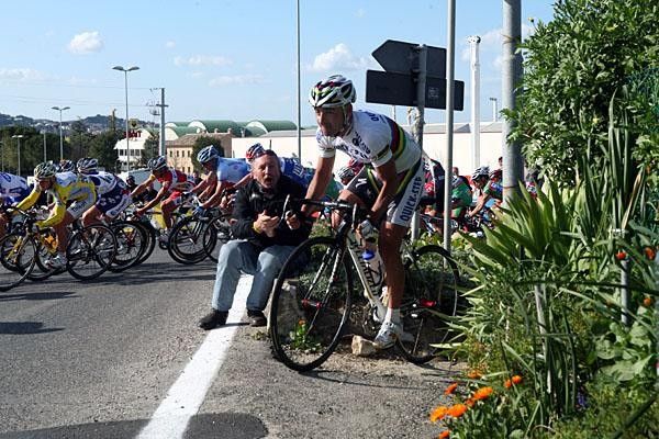Paolo Bettini (Quick Step) also opted for the little short cut as he is cheered on by a tifosi.