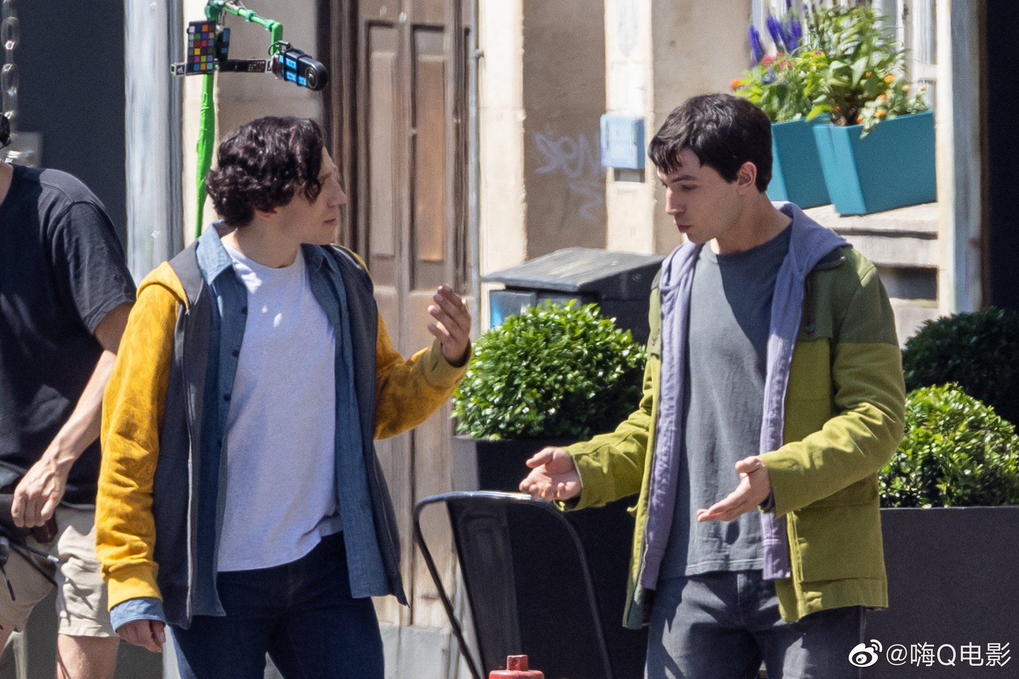 Ezra Miller filming scenes of The Flash movie next to a stunt double