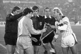 Flag exchange before the game with team captains Hans-Guenter BRUNS, right, Borussia Monchengladbach, and CAMACHO, left, Real Madrid, with referee Luigi AGNOLIN, (center) SW recording, soccer UEFA Cup first leg Borussia Monchengladbach - Real Madrid 5: 1 on November 27, 1985 in the Rheinstadion Duesseldorf, Â