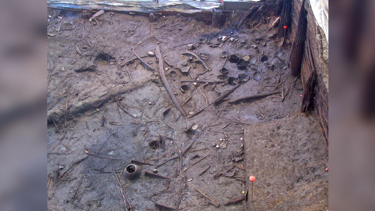 The structure contained ceremonial pottery vessels and wooden figurines that had been carefully placed within it; they suggested it dated from the Bronze Age, between 1,400 and 1,600 years ago.