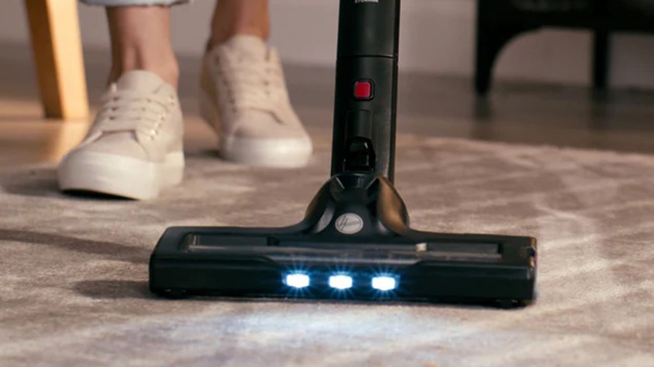 Image of Hoover H-Free 500 cordless vacuum in promotional image