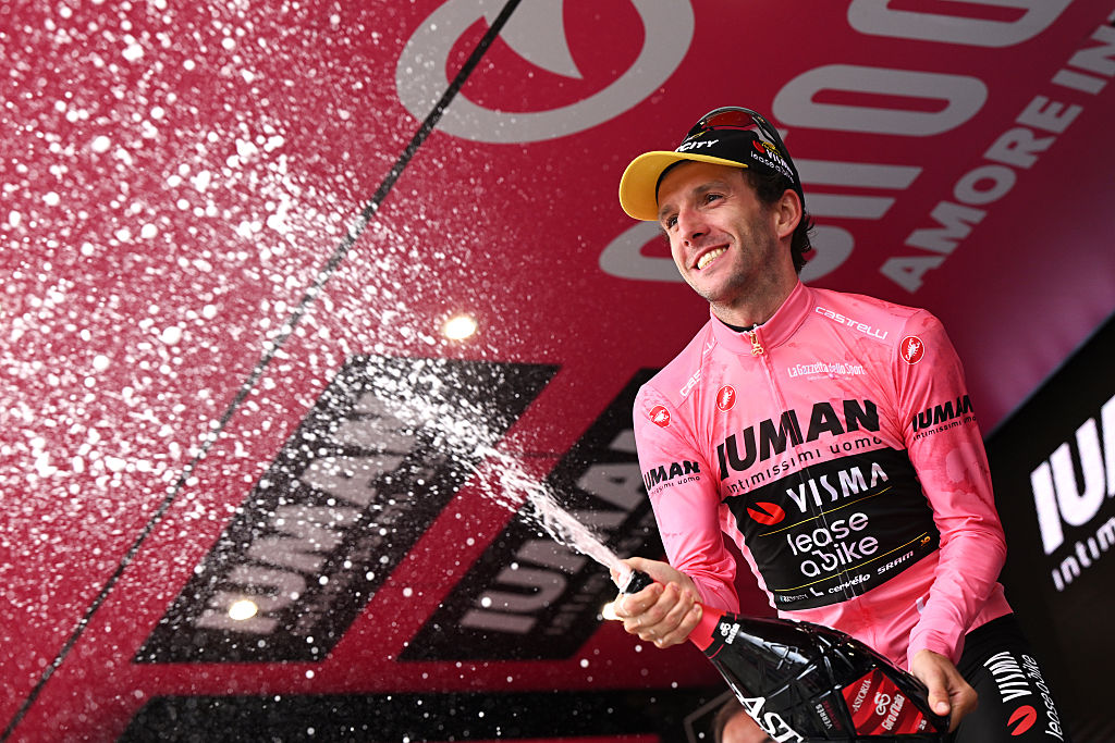 SESTRIERE - VIALATTEA, ITALY - MAY 31: Final overall winner, Simon Yates of Great Britain and Team Visma | Lease a Bike celebrates at podium as Pink Leader Jersey winner during the 108th Giro d&amp;apos;Italia 2025, Stage 20 a 205.3km stage from Verres to Sestriere - Vialattea 2036m / #UCIWT / on May 31, 2025 in Sestriere - Vialattea, Italy. (Photo by Dario Belingheri/Getty Images)