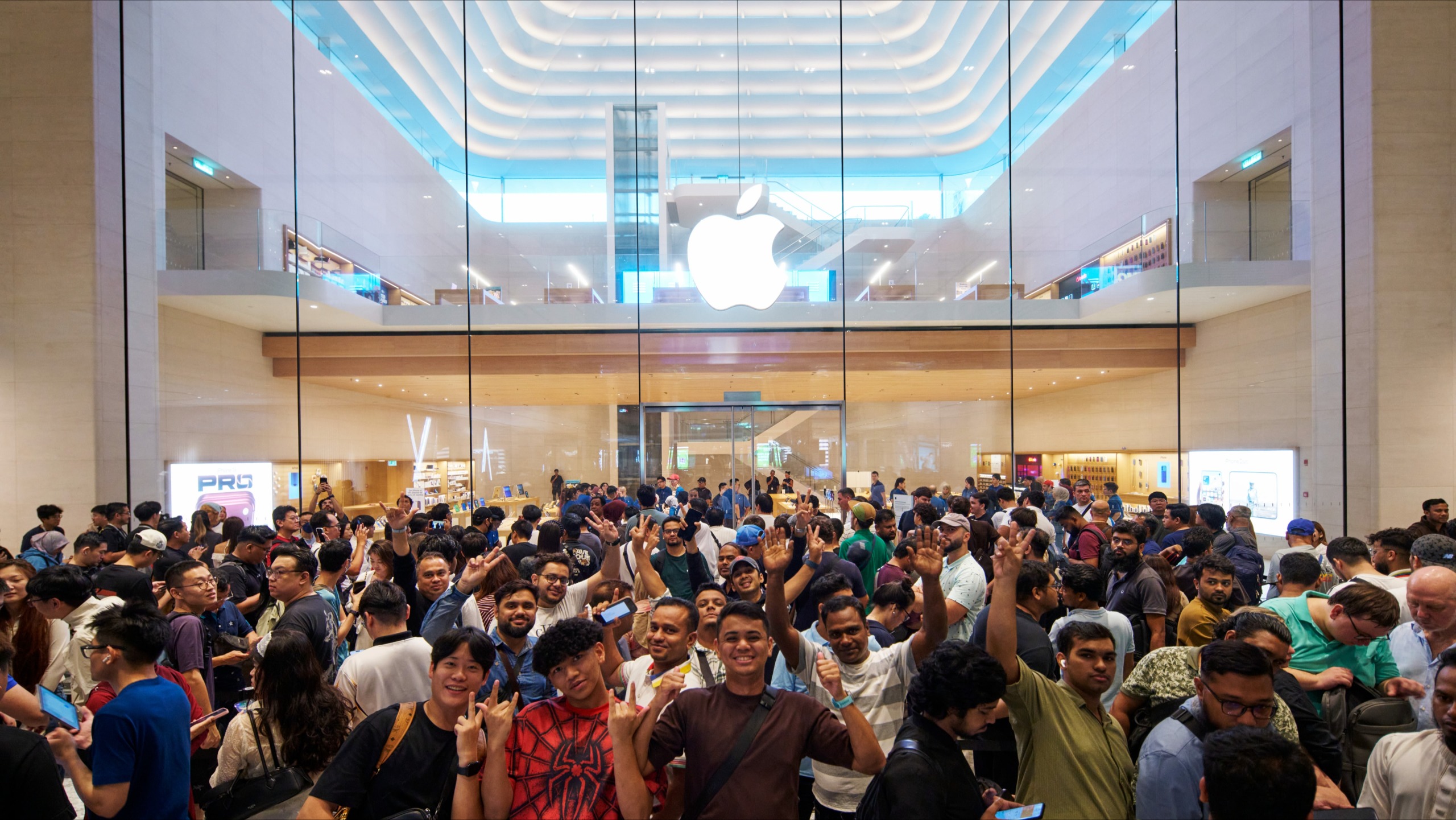 Apple Store Kuala Lumpur crowd for the opening and sale of the iPhone 18 Pro