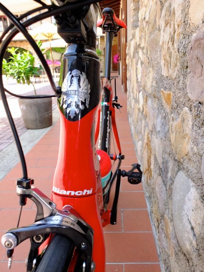 The Oltre's hourglass shaped head tube remains