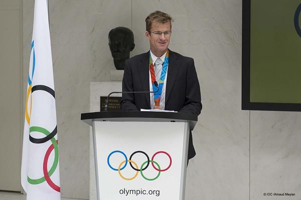 Michael Rogers collects his bronze medal for the 2004 Athens Olympic time trial