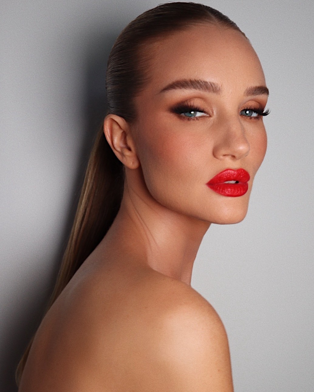 An image of Rosie Huntington-Whiteley with bronzed makeup by celebrity makeup artist Hung Vanngo.