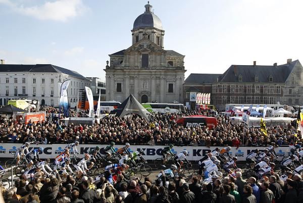 The fans packed into Ghent's St. Peter's square