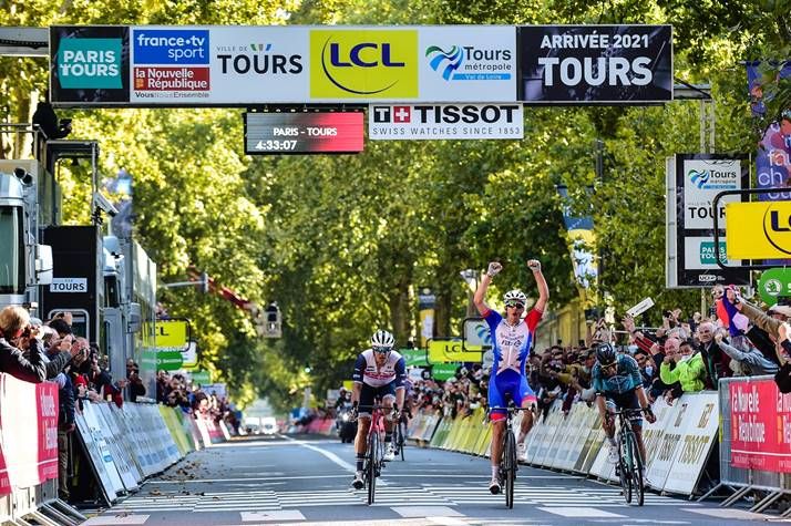 Arnaud Demare wins Paris-Tours