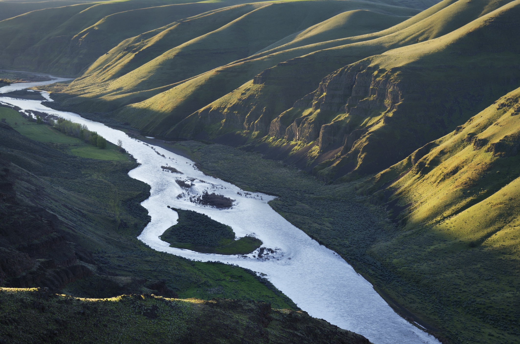 View of John Day River cutting through basalt flows of Columbia Plateau in Sherman/Gilliam County, Oregon