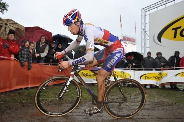 Czech champion Zdenek Stybar powers through the mud.