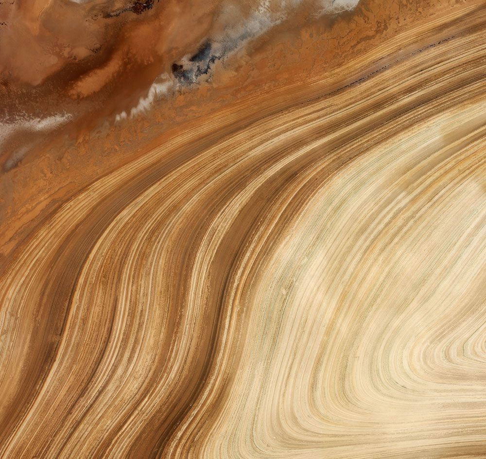 The curving sands of Iran&#039;s Great Salt Desert are high in salt content